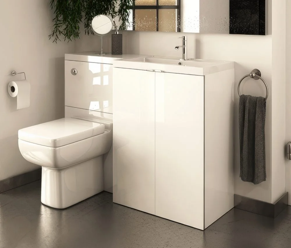 Modern beyaz banyo dolabı, lavabo ve tuvalet ünitesi.