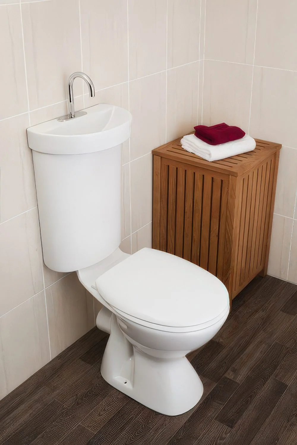 Bir arada minik ekolojik tuvalet ve lavabo.