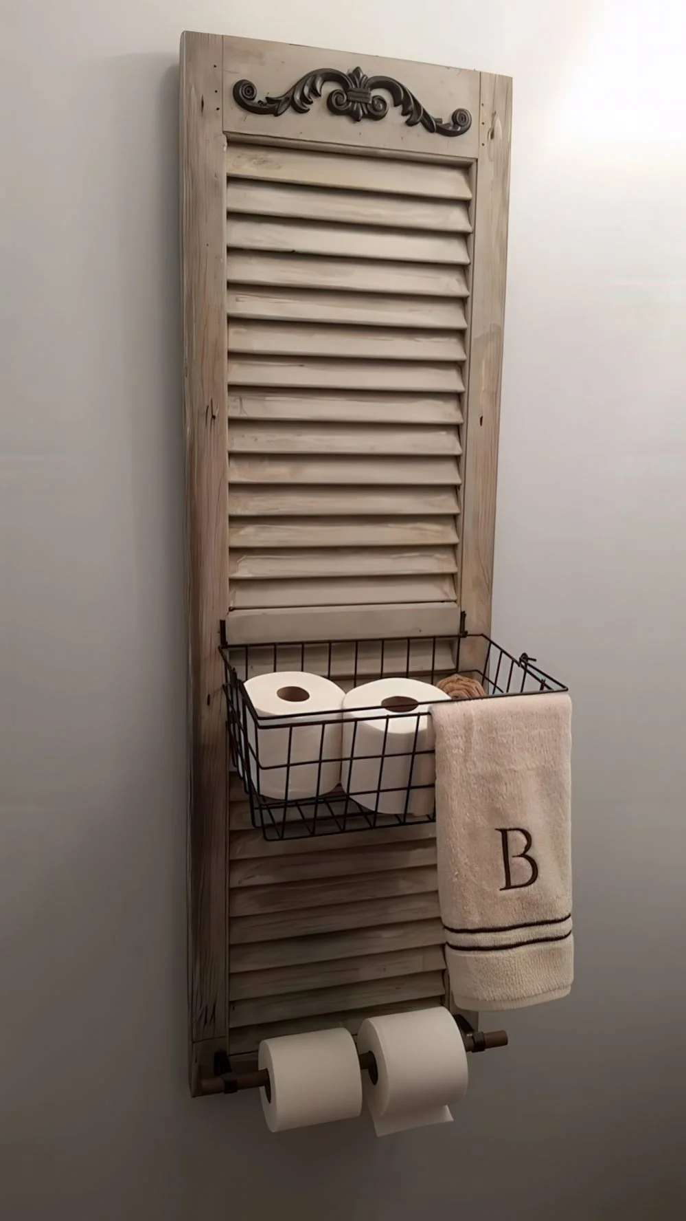 Eski bir panjur ve metal bir sepetle yapılmış basit bir banyo rafı DIY projesi.