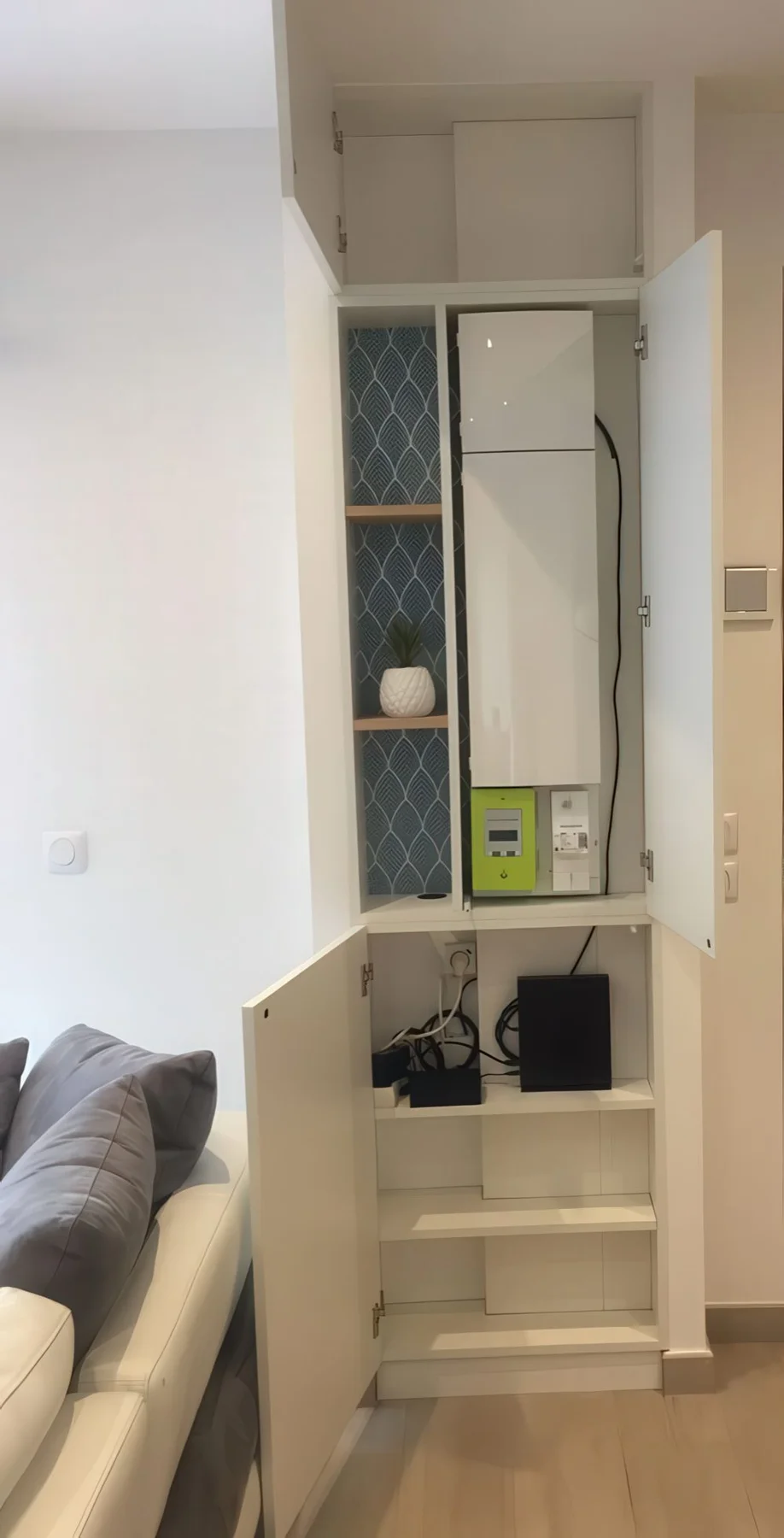 Raflı ve saklama üniteli gömme dolap, Wi-Fi yönlendiricinizi veya başka eşyaları gizleyip alanınızı düzenler.