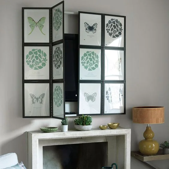 Saksı bitkileriyle süslenmiş modern şömine ve katlanabilir botanik panellerle gizlenen TV, taze ve şık bir fikir.