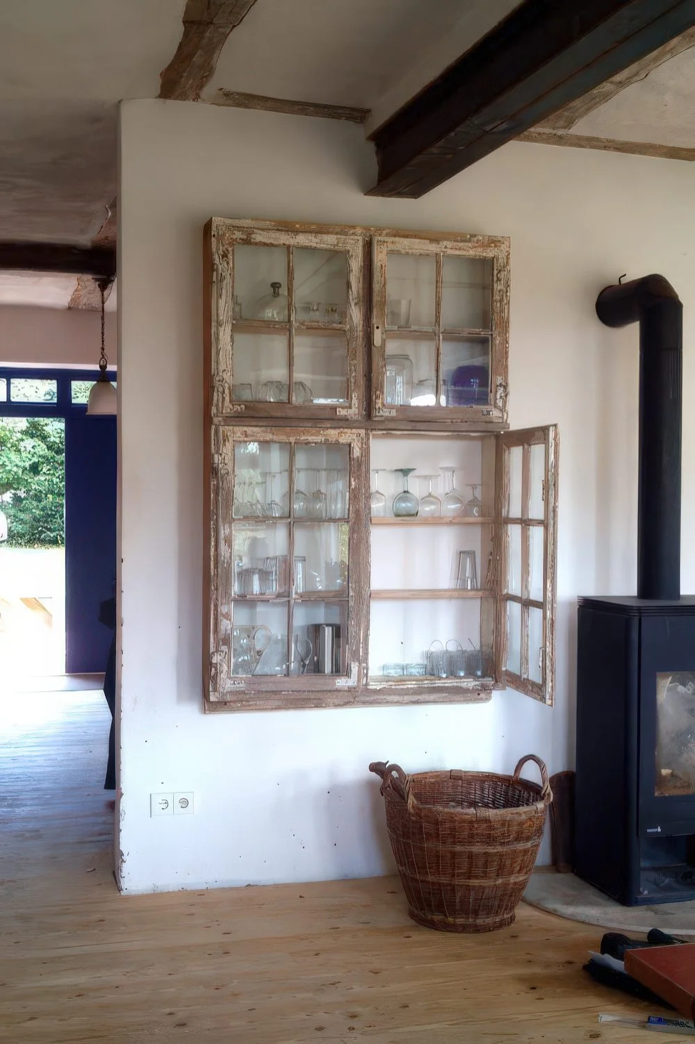 Eski pencere pervazlarını kapak olarak kullanan shabby chic dolap, hem iç hem dış mekanlarda vintage stile uyan şık bir seçenek.