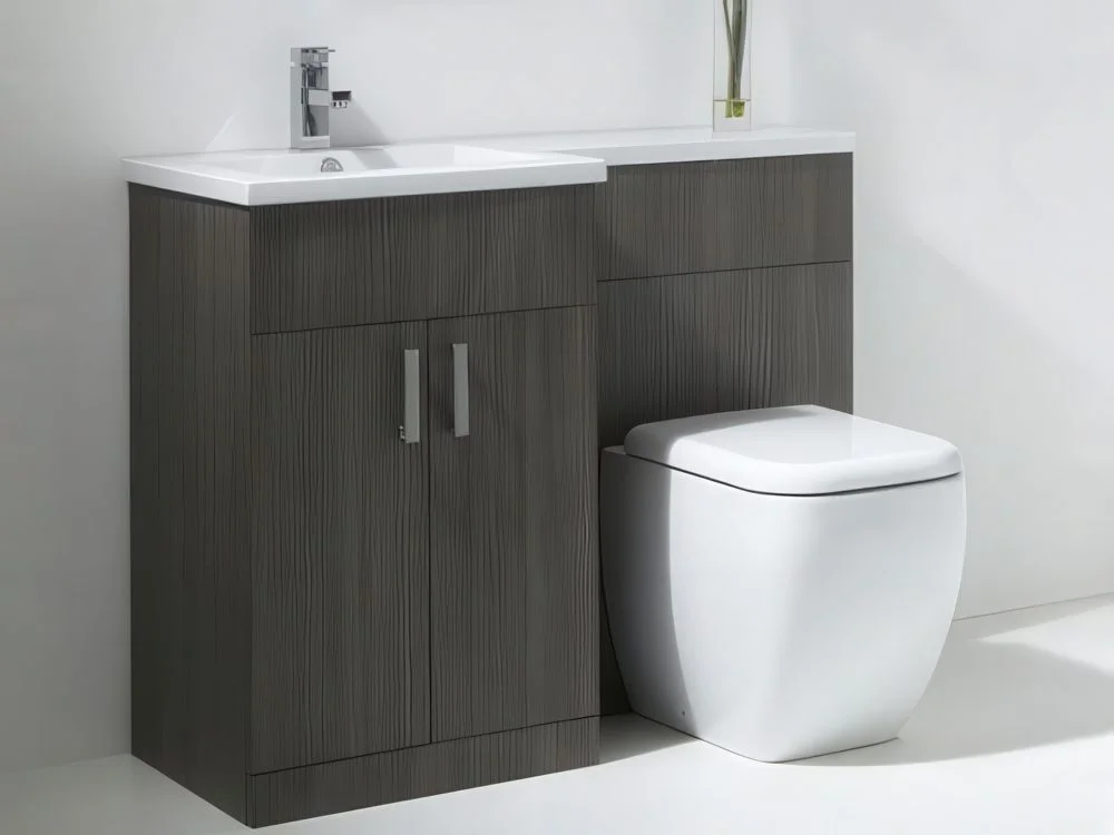Gri ahşap kaplamalı lavabo ve tuvaletin birleşik tasarımı.