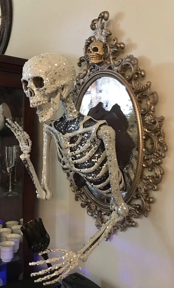 Vintage aynaya bağlı yarı iskeletli şık ve korkutucu glam Cadılar Bayramı süslemesi.