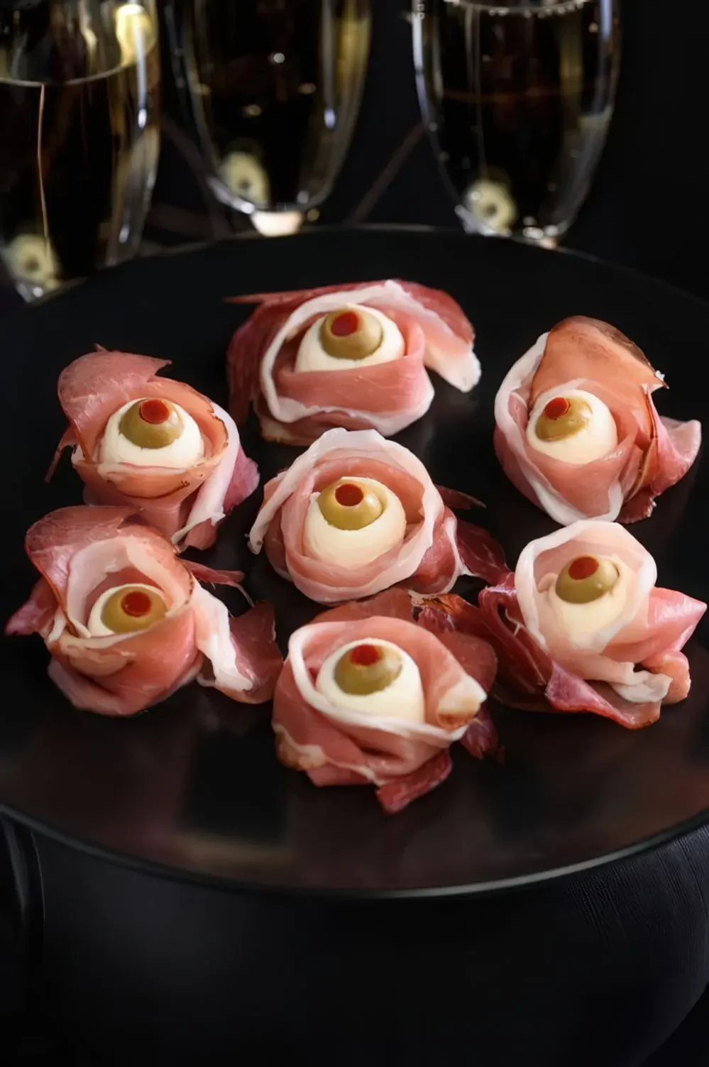 Bacon, zeytin ve peynirden oluşan korkutucu ve sevimli Cadılar Bayramı atıştırmalıkları, yetişkin partileri için ideal.