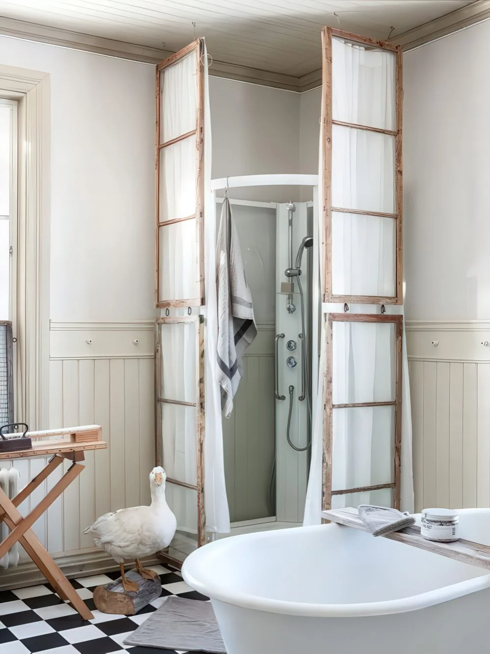 Modern duş alanına sahip, eski pencere pervazlarıyla kaplanmış ve beyaz kumaş asılmış vintage banyo.