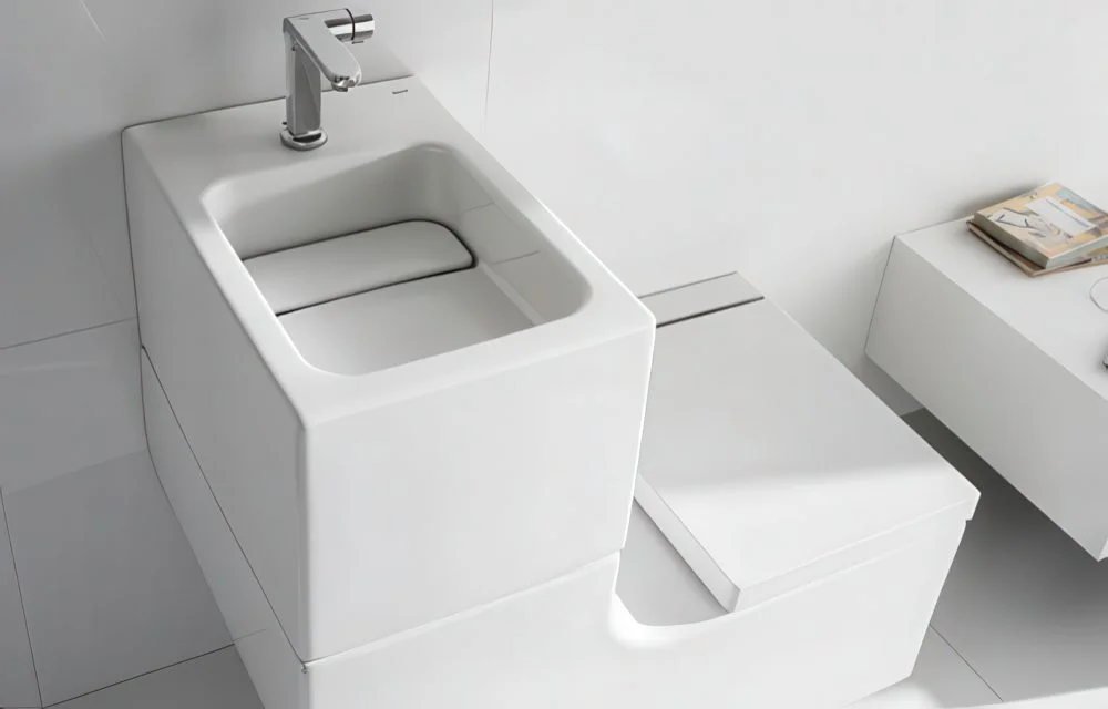 Şık beyaz kavisli lavabo ve tuvalet kombini.