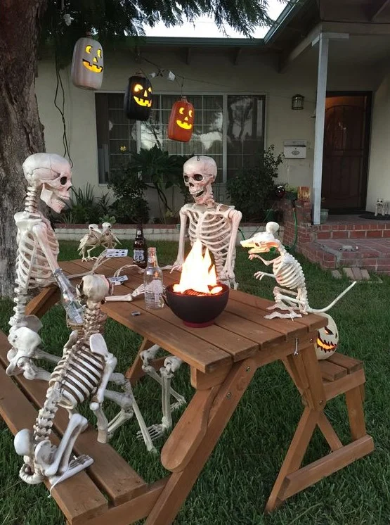 İskeletler ve iskelet köpeklerle yapılan açık hava mangal sahnesi, oyma kabaklarla beraber çok taze ve eğlenceli bir fikir.
