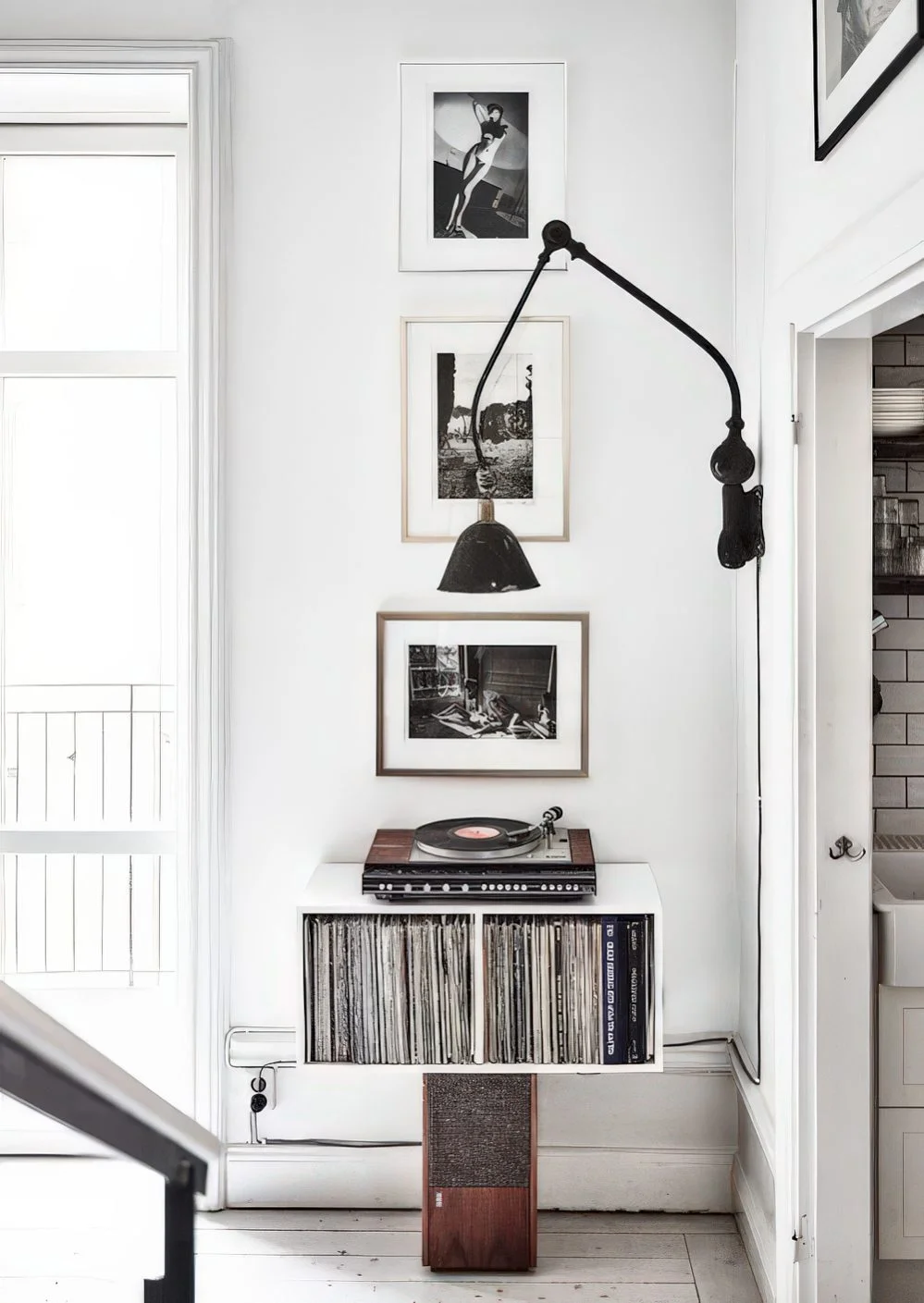 Vinil plak depolama ve çalma alanı olan küçük köşe, müzik ve vintage tutkunları için.