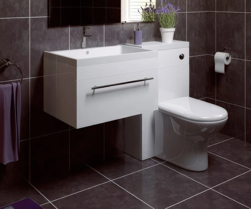 Modern lavabo, klozet ve çekmeceli depolama bir arada.