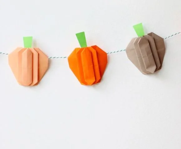 Origami balkabaklarından oluşan zarif ve detaylı bir süs dizisi, el becerilerinizi sergilemek için ideal.