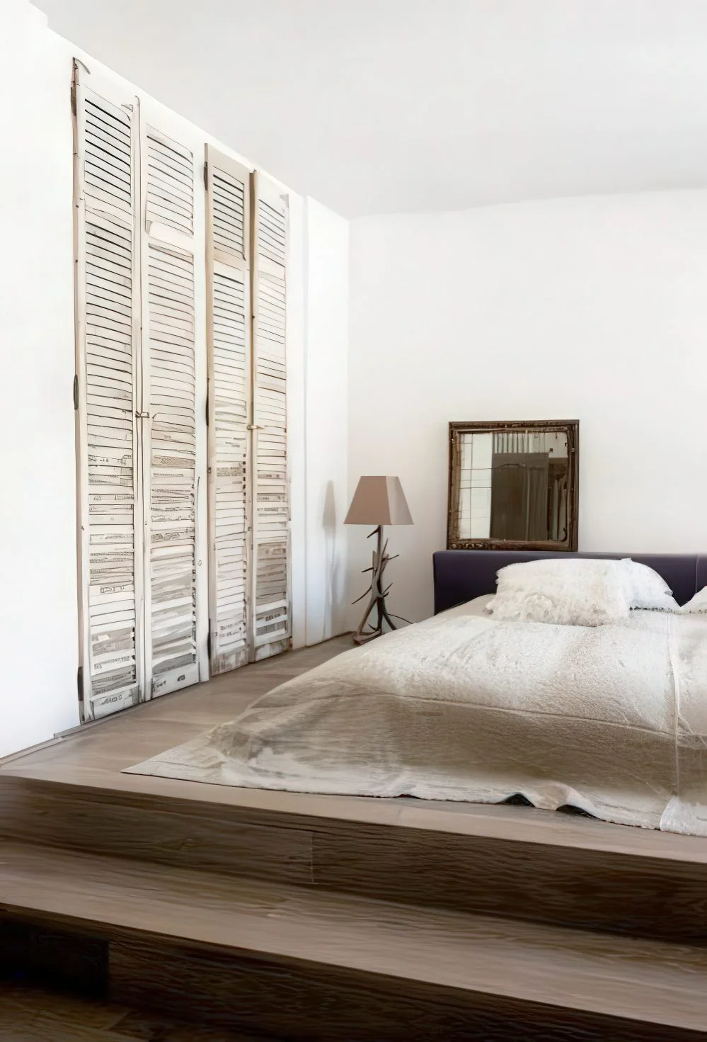Eski panjurların gardırop kapısı olarak kullanıldığı minimalist uyku alanı, mekana doku ve ilgi katıyor.