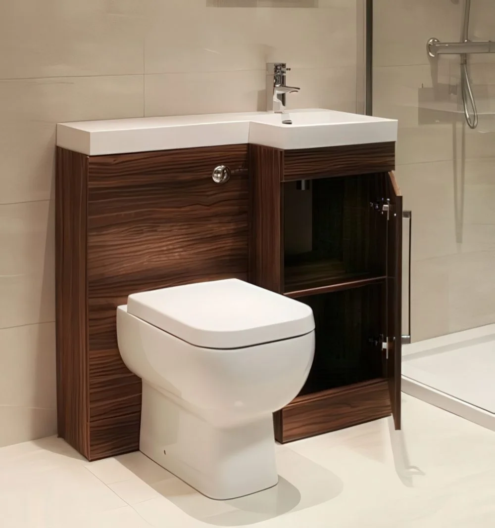 Lavabo, tuvalet ve depolama bölmesi içeren ahşap ünite.