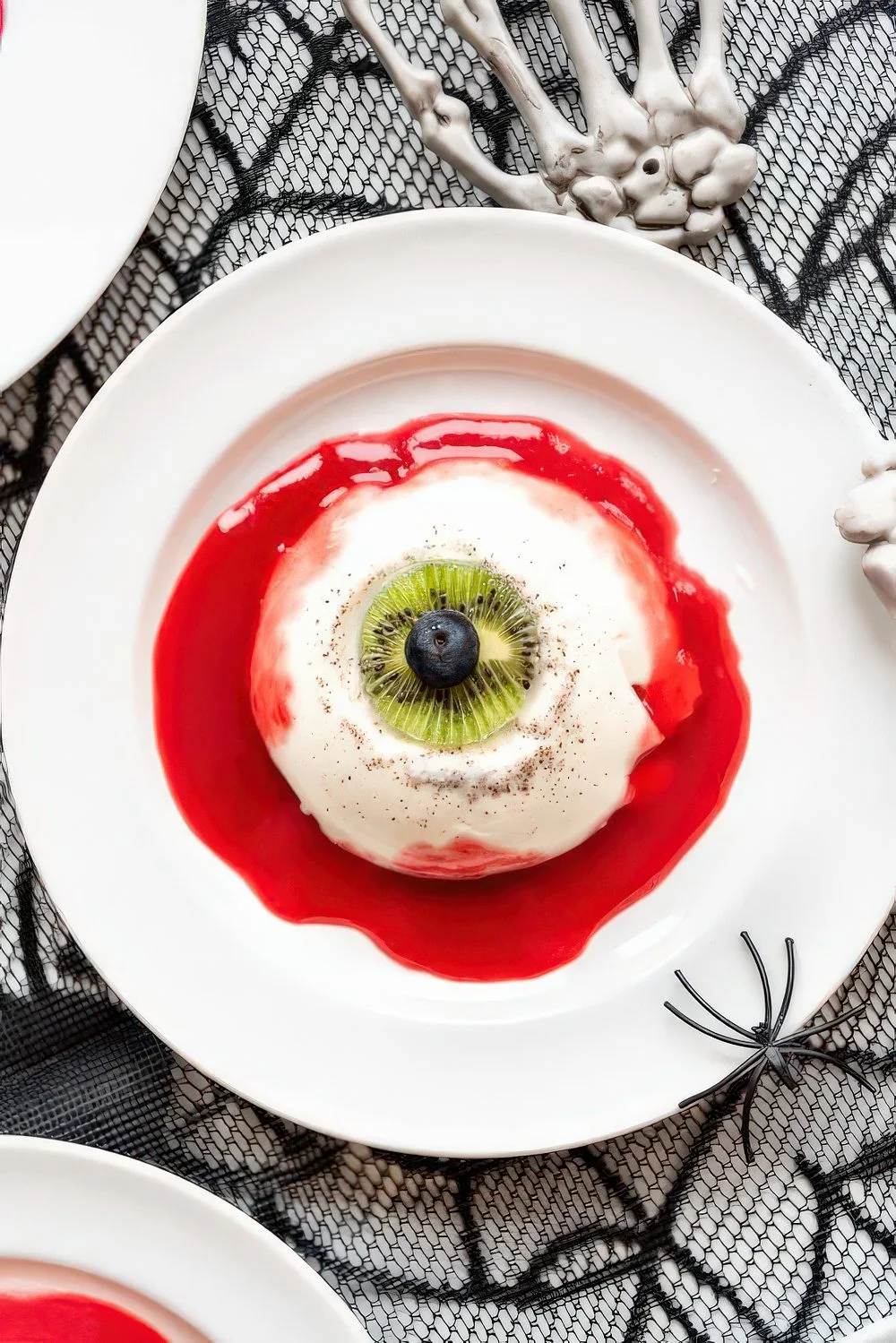 Kanlı panna cotta göz topları, Cadılar Bayramı partisi için yenilikçi ve çarpıcı bir tatlı.