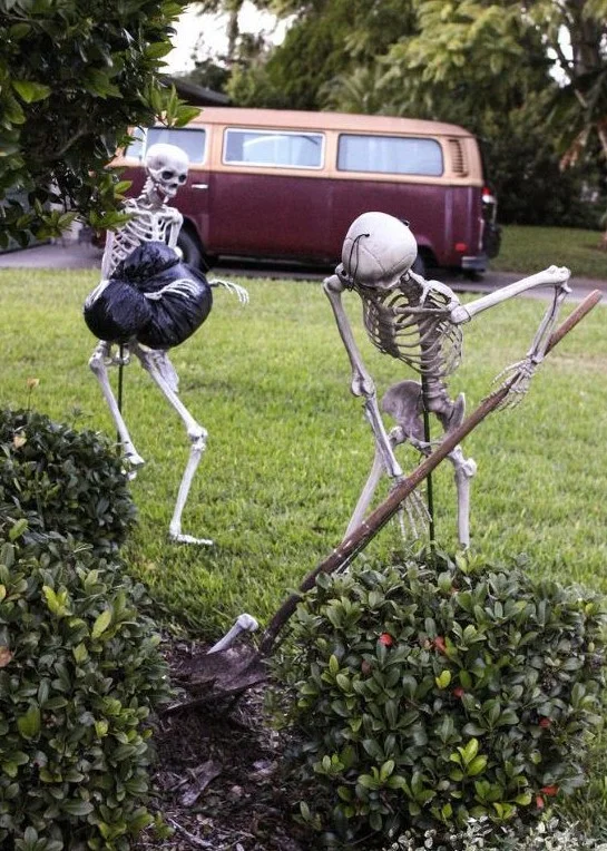 İskeletlerin bir cesedi gömdüğü komik Cadılar Bayramı sahnesi, dış mekan dekorasyonuna mükemmel bir çözüm.