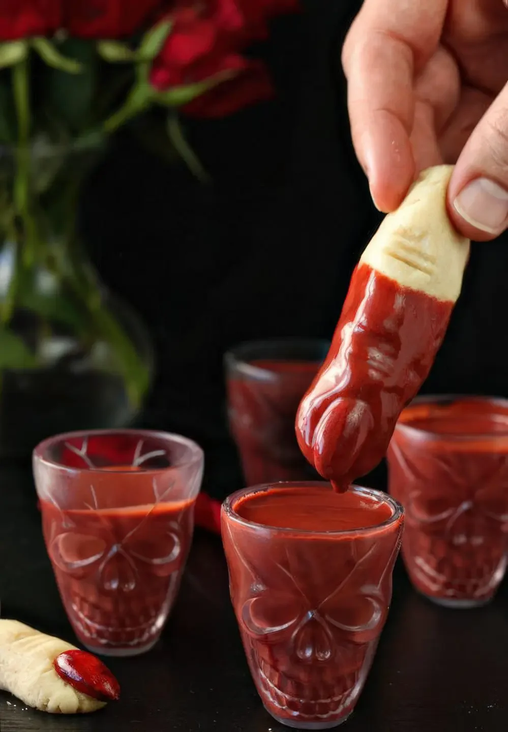 Parmak şeklinde kurabiyeler ve çilek sosu, oldukça ürkütücü Cadılar Bayramı tatlıları yapmanıza yardımcı olur.