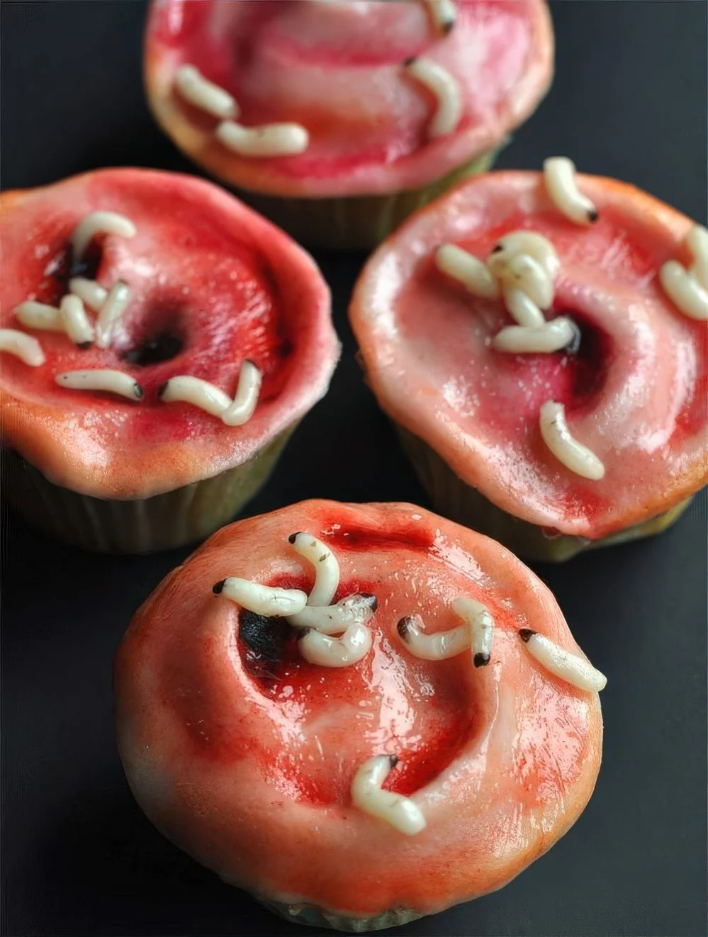 Yaraları temizleyen larva görünümlü cupcakeler çok gerçekçi, konuklarınızı rahatsız edecek.