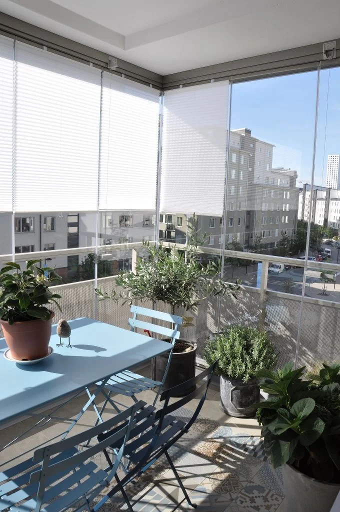 Bu balkon, saksı bitkileriyle çevrili ve güneş ışığıyla dolu açık hava yemek odasına dönüştürülmüş.