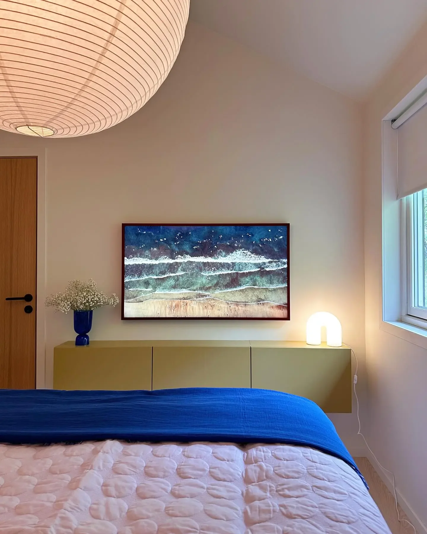 Yatak odasında TV altına Besta kullanmak çok akıllıca. Hacimsiz, mekana uyum sağlıyor ve zeytin yeşili tonu sakinlik katıyor. Lamba ve çiçek kombinasyonu otel havası yaratıyor.