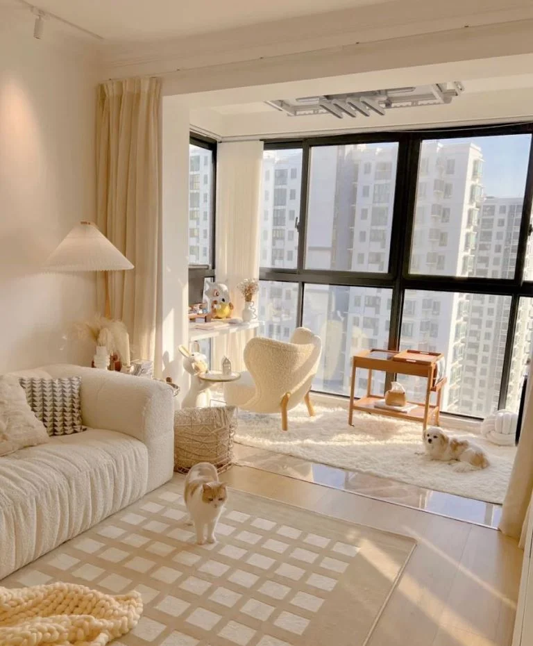Bu balkon daireye eklendi; içinde bir çalışma alanı ve birkaç mobilya bulunuyor.