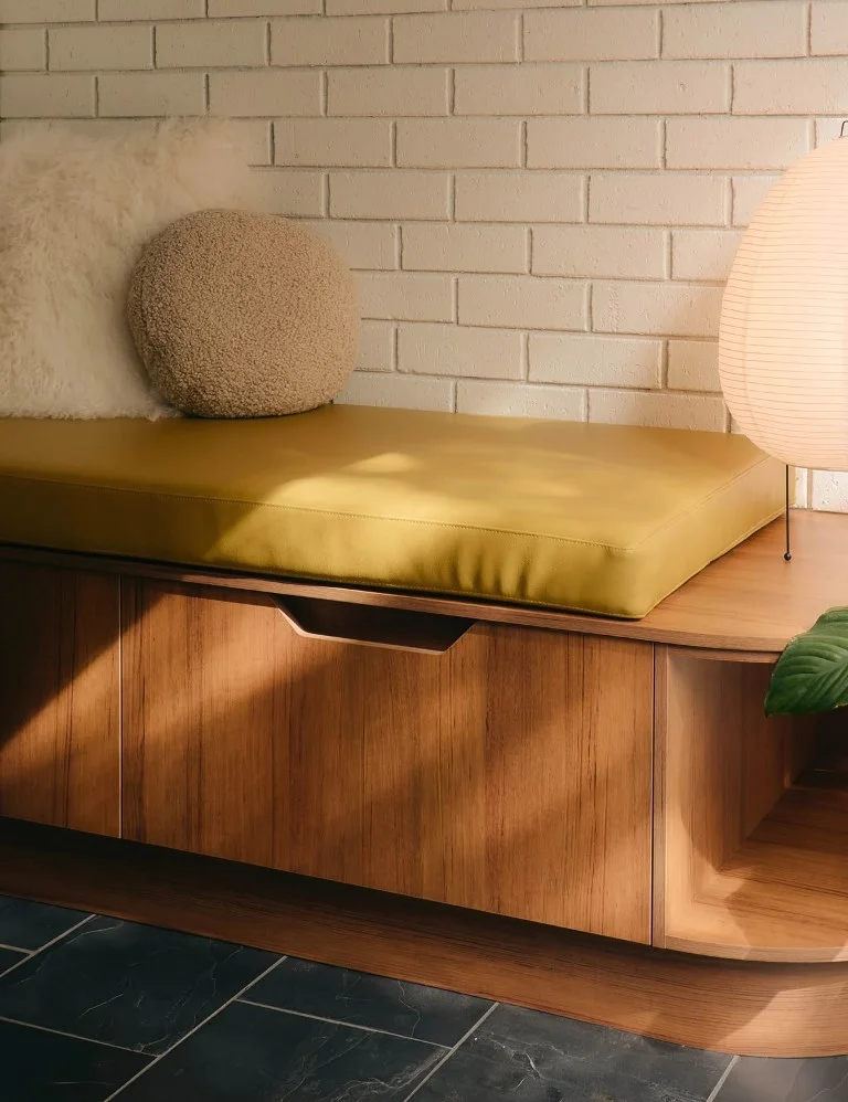 Çekmeceli, zarif orta yüzyıl modern bench deri döşemeyle kaplı, rahat oturma sağlıyor.
