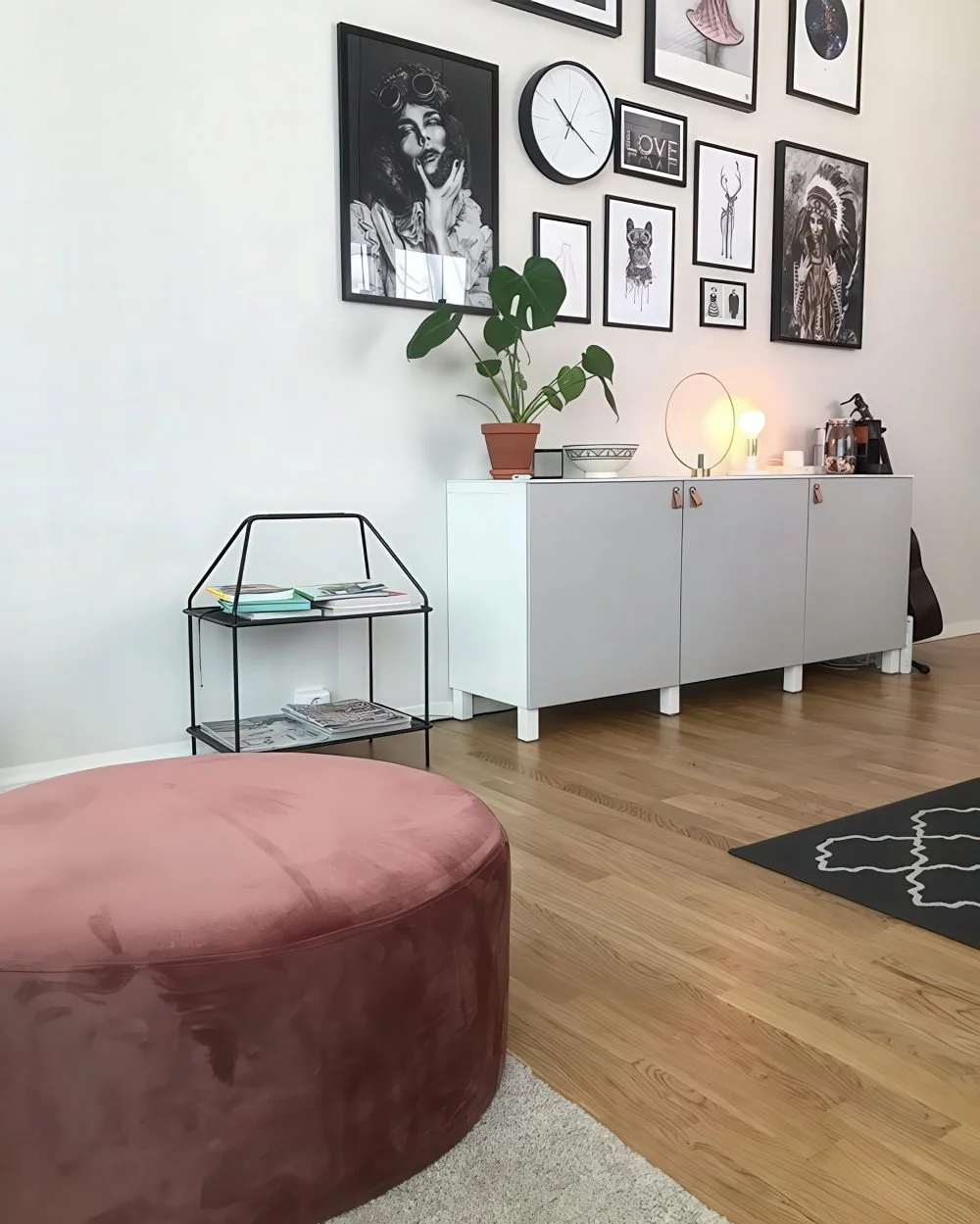 Deri dolap kolları, IKEA Besta konsolunu daha şık yapıyor.
