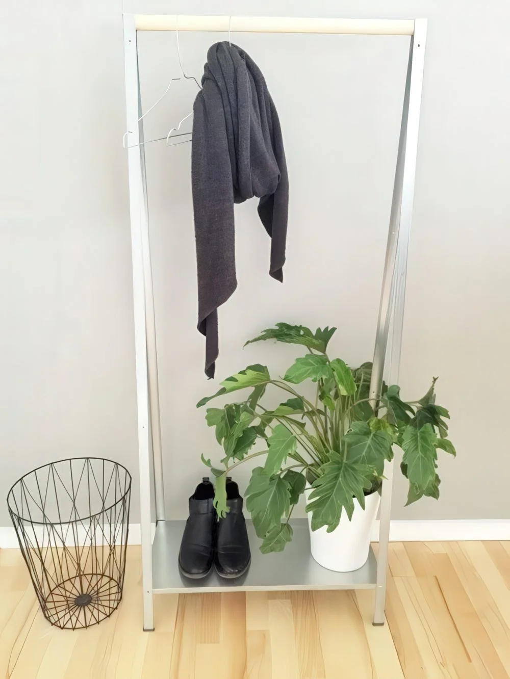Basit ve minimal bir antre askılığı olarak düzenlenmiş IKEA Hyllis, kıyafet asmak ve ayakkabı depolamak için ideal.