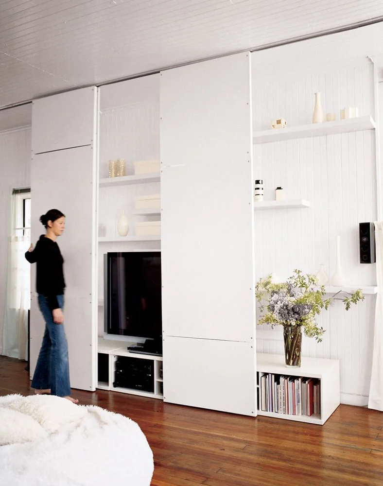 Bu gizli raflar ve TV, sürgülü panellerle saklanıyor.