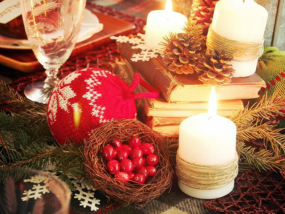 Kırmızı ve beyaz örgüyle kaplanmış bir Noel topu, kolay yapılan ve sıcak bir dekorasyon örneği.