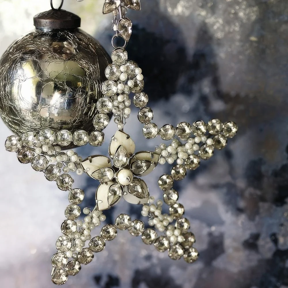 Gümüş ve parlak rhinestone süs çiftleri, kış ve tatil dekoru için harika bir tercih.