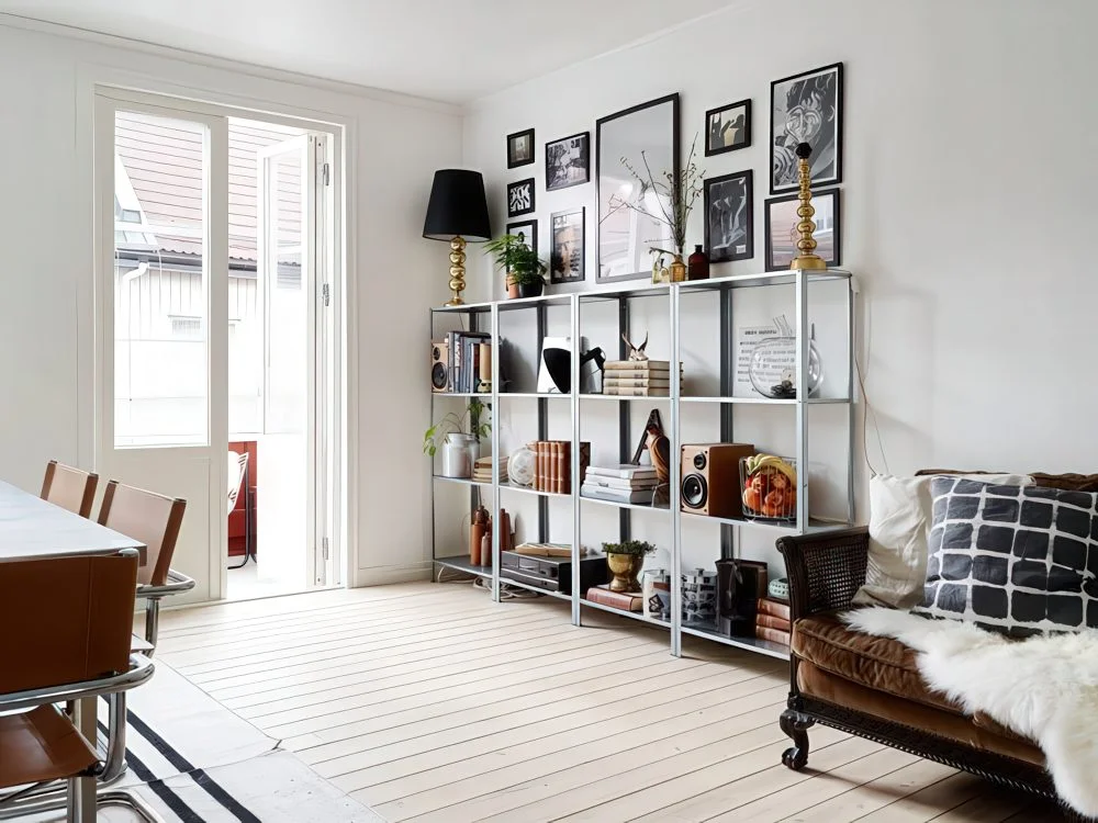 IKEA Hyllis kitaplar, fotoğraflar, tablolar, lambalar ve çeşitli eşyalarla dolu.