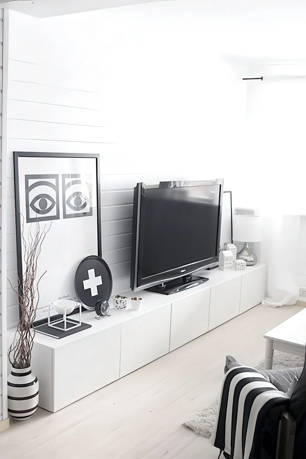 Oturma odasında IKEA Besta depolama ünitesi.