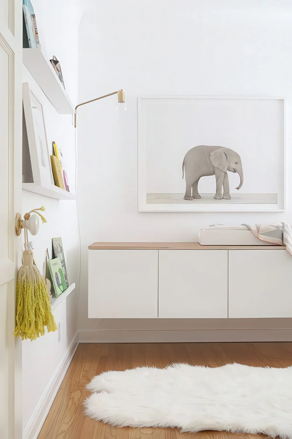 Ahşap üst tablalı asma IKEA Besta ünitesi.