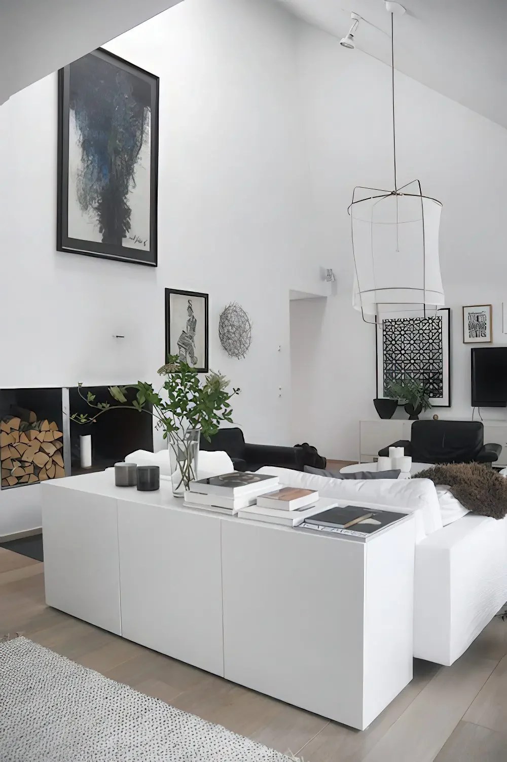 Oda bölücü olarak kullanılan IKEA Besta.