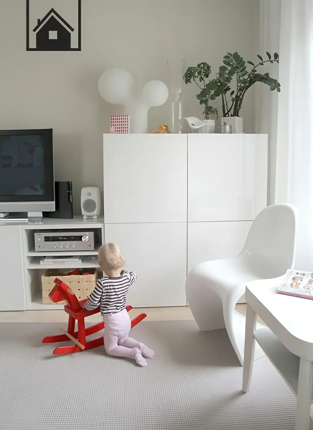 Basit ve işlevsel IKEA Besta depolama çözümü.