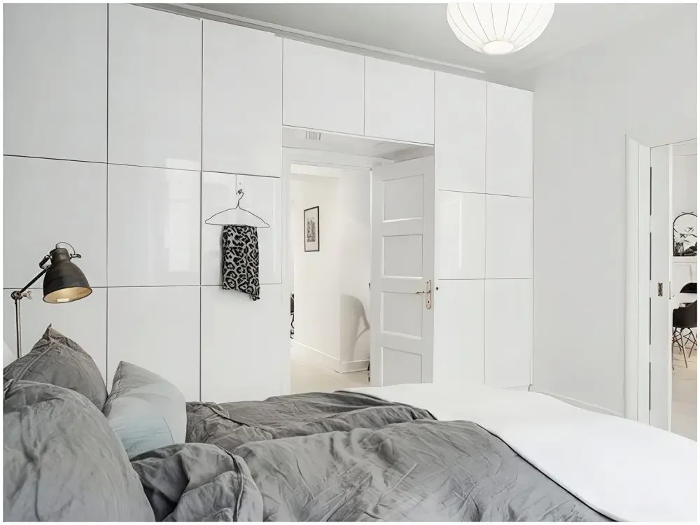 Kemer şeklinde tasarlanmış IKEA Besta saklama sistemi.
