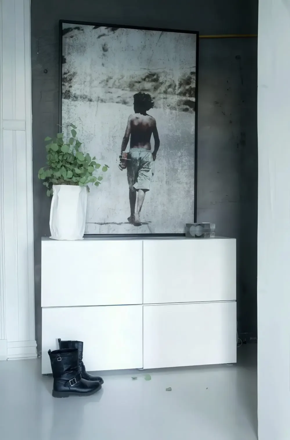 Koridorda sade bir IKEA Besta saklama ünitesi.