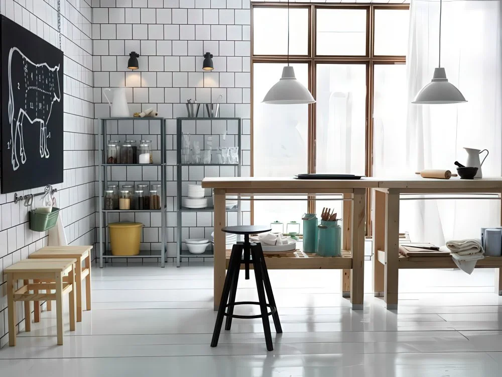 IKEA Hyllis rafları bardaklar, kavanozlar, bir kova ve porselenlerle düzenli depolama sunuyor.