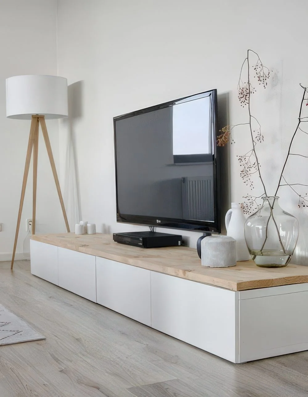 Oturma odasında kısa IKEA Besta saklama ünitesi.