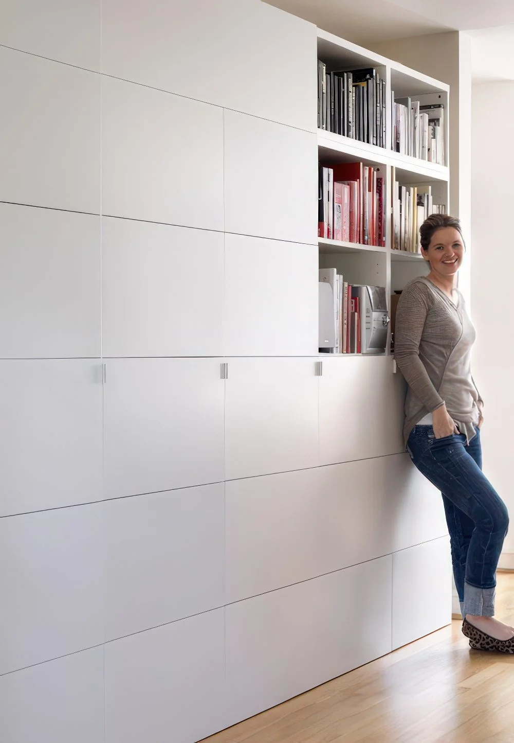 Yerden tavana IKEA Besta saklama ünitesi.