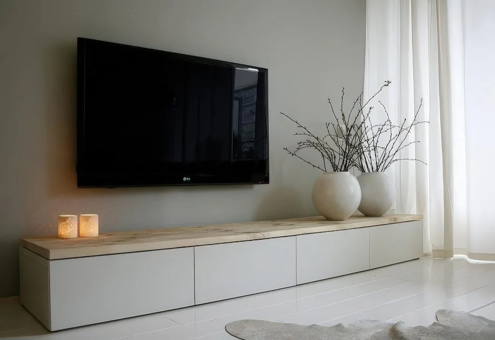 Ahşap üst tabla ile kısa IKEA Besta ünitesi yerde.