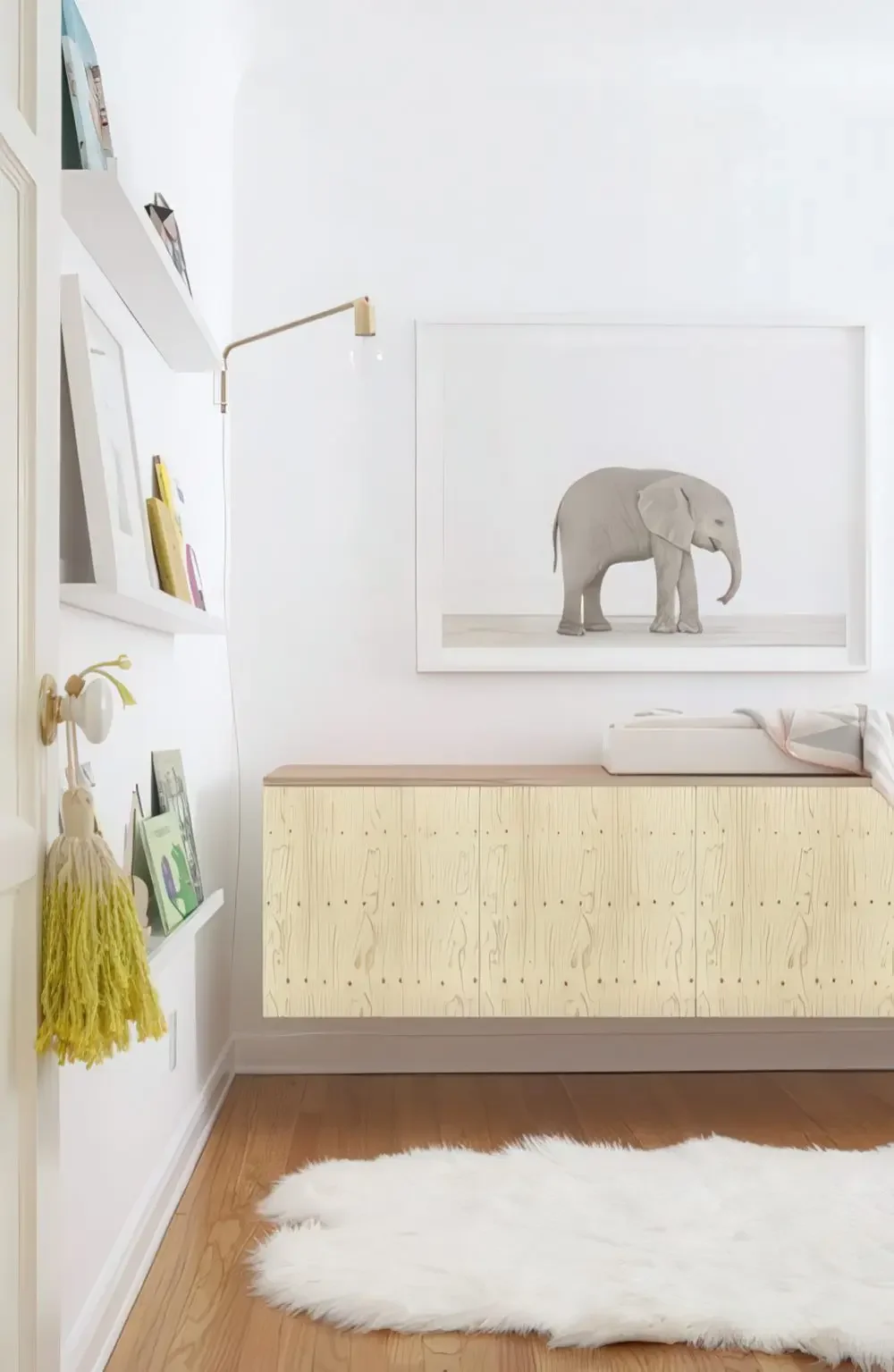 Değiştirilmiş asma IKEA Besta ünitesi.