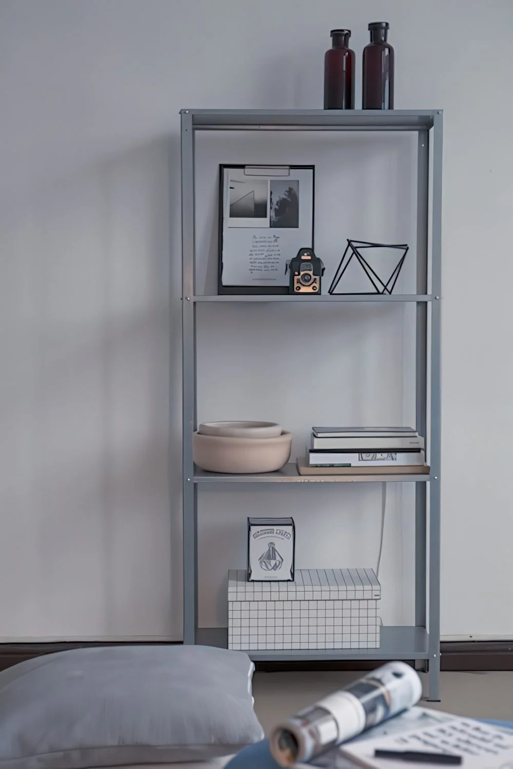IKEA Hyllis rafı, istediğiniz yere koyup ihtiyacınız olan her şeyi saklamak için idealdir.