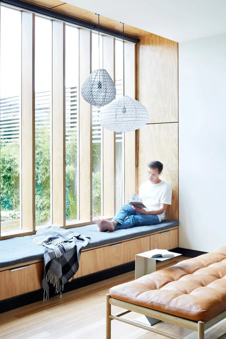 Pencereye büyük bir depolama bench'i veya daybed ekleme fikrini seviyorum, kesintisiz bir dinlenme alanı oluşturuyor.