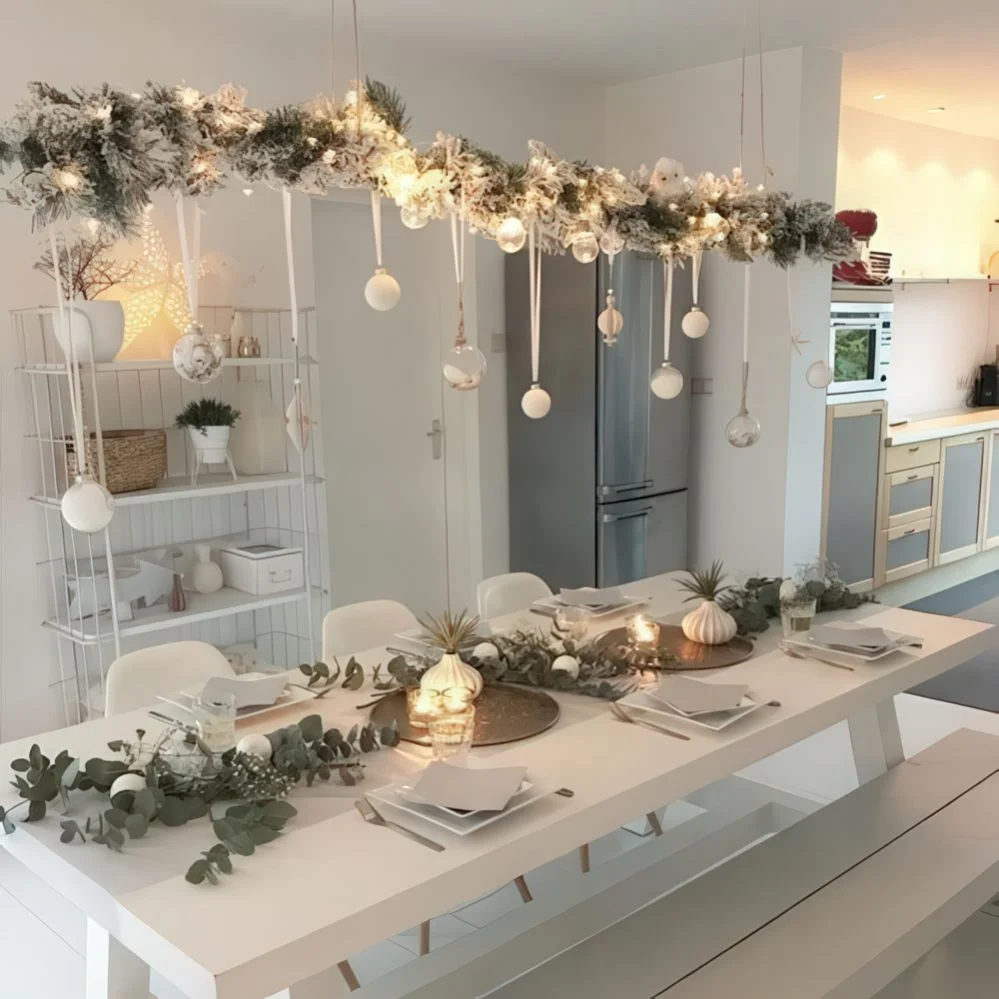 Modern bir atmosfer yaratmak için ışıklı, beyaz süslemelerle donatılmış karla kaplı Noel dalı.