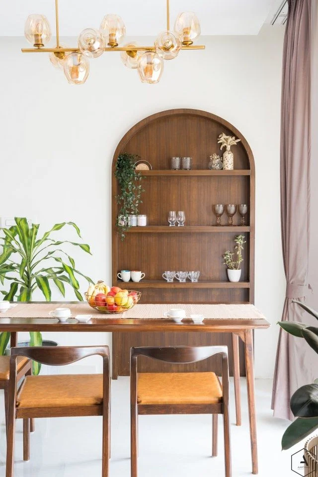 Bu güzel kemer şeklindeki depolama ünitesi, sofralık eşyaları ve bazı dekorları sergilemek için yaratıcı bir yol sunuyor, odaya modern bir dokunuş katıyor.