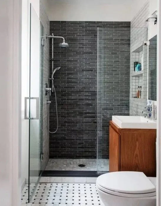 Karanlık karolu duvar ve mozaik karolu zeminli, askılı lavabolu küçük modern banyo.