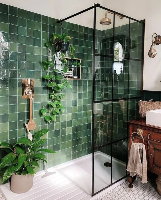 Yeşil kare karolar, vintage lavabo, beyaz cihazlar, zemin penny karolar ve saksı bitkileriyle aydınlık küçük banyo.