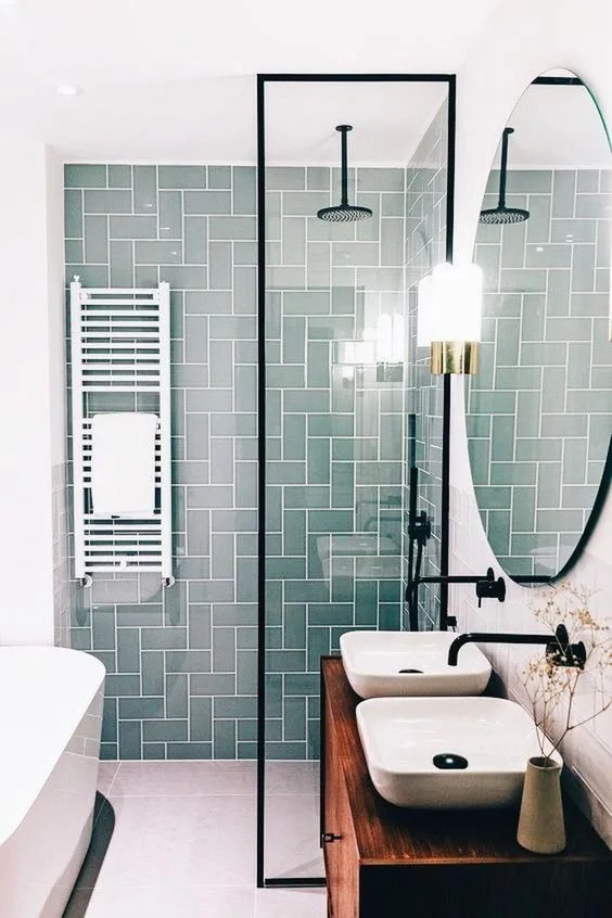 Nane renkli fayans duvarlı çağdaş küçük banyo. Ahşap lavabo ve modern his veren siyah dokunuşlar var.