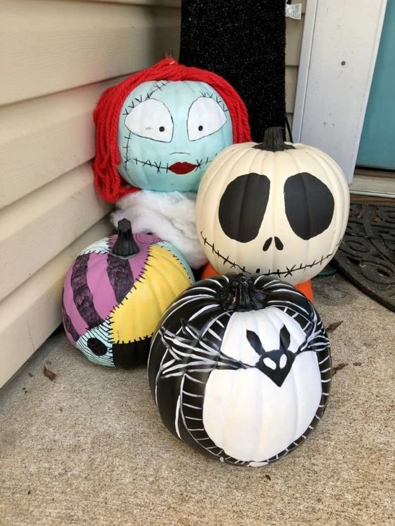 Karabasan Öncesi Noel temalı balkabakları, mekanınızı Tim Burton esintili bir atmosfere dönüştürür, Cadılar Bayramı partinize stil katar.
